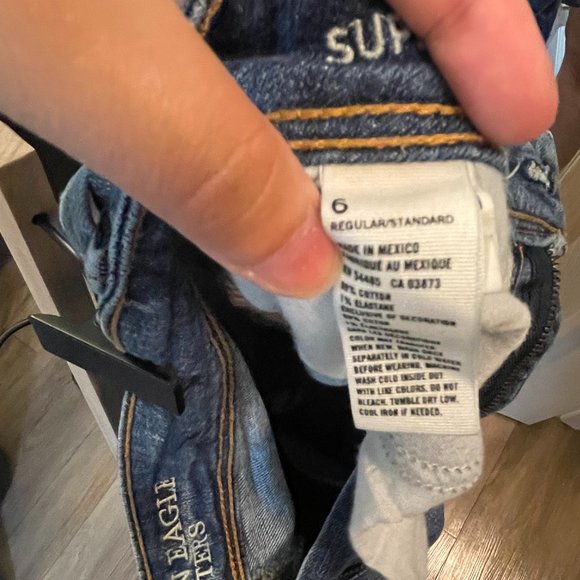 American Eagle Distressed Medium Wash Skinny Jeans - Picture 5 of 6